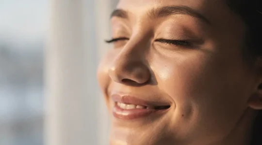 Visage lumineux avec éclat naturel en période hivernale