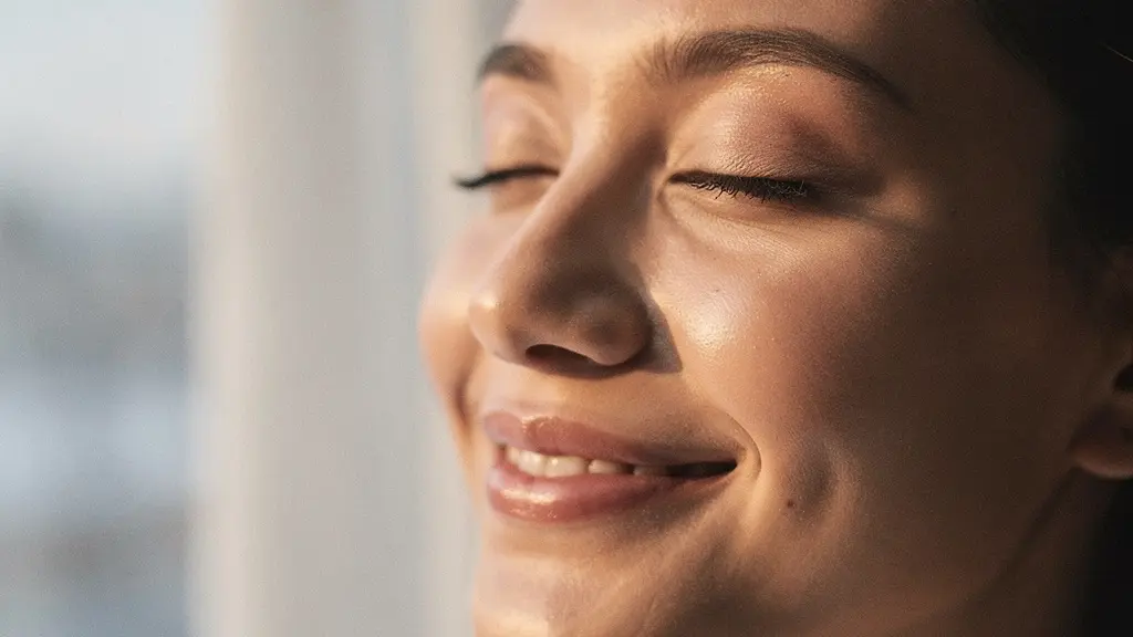 Visage lumineux avec éclat naturel en période hivernale